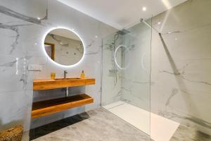 Bilik mandi di T2 LUXE Pieds dans l'eau Porticcio +7 gambar