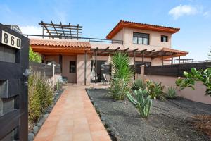 a house with a pathway in front of it at Casa Vicente Majanicho in Lajares