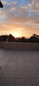 een patio met uitzicht op de zonsondergang bij Pyramids Queen Hotel in Caïro