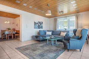EggenweilerFerienwohnung Lichtblick的带沙发、椅子和桌子的客厅