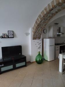 a kitchen with a green vase in a room at LA CASA DI SIRA in Veiano