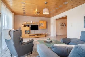 EggenweilerFerienwohnung Lichtblick的客厅里有一张沙发和一张桌子。