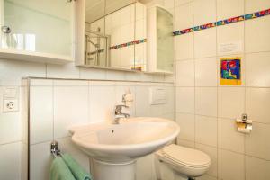 EggenweilerFerienwohnung Lichtblick的带水槽和马桶的白色浴室 更多15张照片