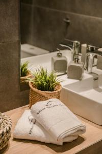 un bagno con un lavandino e un asciugamano su un bancone di Villa Christina - Ionian Treasure Villas ad Argostoli Altre 56 foto