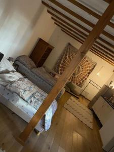 Ένα ή περισσότερα κρεβάτια σε δωμάτιο στο Einzimmerapartment mit Fass Sauna (und Pool)