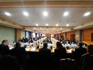 um grupo de pessoas sentadas à mesa numa sala em Bes Hotel Bergamo Cologno al Serio em Cologno al Serio