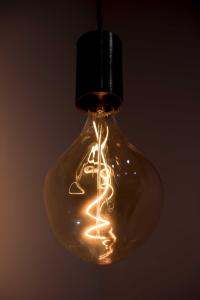 una bombilla de vidrio con una cadena de luces. en Railway Apartments Rugby, en Rugby