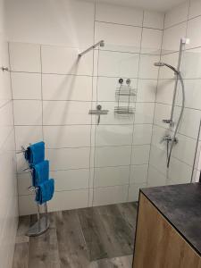y baño con ducha y toallas azules. en Apartment Kumitzblick, en Obersdorf 13 fotos más