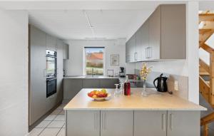 Η κουζίνα ή μικρή κουζίνα στο Beautiful Home In Ebeltoft With Sauna