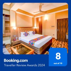 Una habitación de hotel con una cama en una habitación en FabHotel The Grunge, en Gangtok