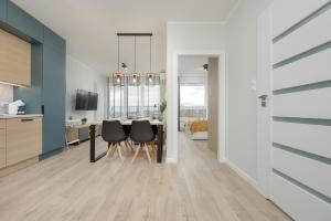 Dapur atau dapur kecil di Unique Szczesliwa Apartment with Balcony Parking and AC by Noclegi Renters