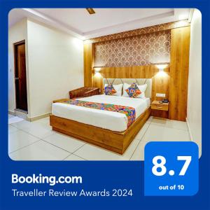 pokój hotelowy z łóżkiem w pokoju w obiekcie FabHotel Rotano Grand w mieście Bengaluru