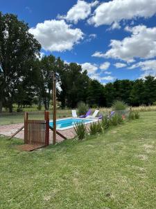 una piscina en un patio con una valla en Cabaña Guanumby en Tandil