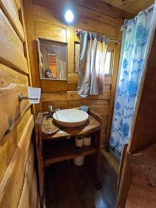 baño con lavabo en una cabaña de madera en Cabaña Guanumby en Tandil
