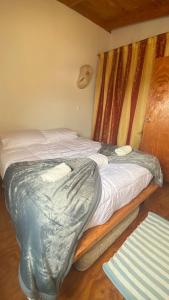 سرير أو أسرّة في غرفة في Habitación Matrimonial en Totoralillo Glamping