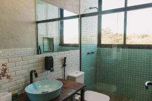 a bathroom with a sink and a toilet at Casa Ônix View (15km AltoParaíso) - Viagem Inspirada in São João da Aliança +49 photos