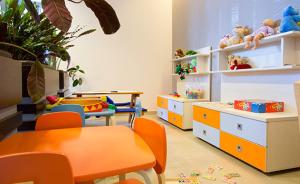 a room with a classroom with a table and chairs at Apartman Panorama 1001 in Štrbské Pleso