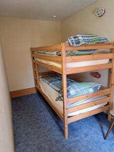 a couple of bunk beds in a room at Ferienhof Jens Ferienwohnung 8 "Kronsgaard" in Kronsgaard