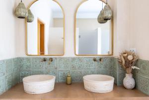 een badkamer met 2 wastafels en 2 spiegels bij BlissHouse Cracow in Krakau