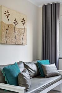 uma sala de estar com um sofá de couro com almofadas azuis em Imperatriz I - By wehost no Funchal