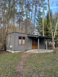 mały domek w lesie z drzewami w obiekcie EKOEDEN - OŚRODEK WYPOCZYNKOWY w mieście Połczyn-Zdrój