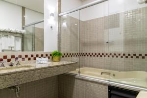 Hotel Dan Inn Uberlandia By Nacional Inn的一间浴室
