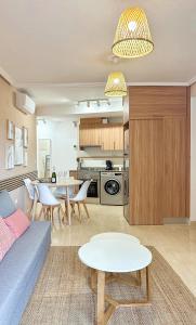 a living room with a couch and a table at Moderne, lumineux, balcon, piscine, parking in El Campello
