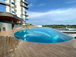 duży niebieski basen na dachu budynku w obiekcie Hanns&KingBed&WIFI@ComfortStay4 w mieście Sibu