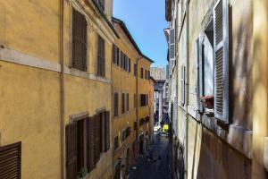 an alley between two buildings in a city at EVE Luxury Apartments Pantheon in Rome