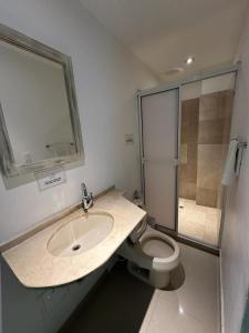 y baño con lavabo, aseo y ducha. en Hotel CastilloMar, en Cartagena de Indias