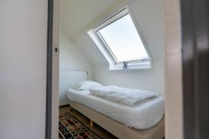 Ένα ή περισσότερα κρεβάτια σε δωμάτιο στο Appartement met tuin centrum Ouddorp