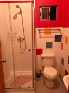 W łazience znajduje się prysznic, toaleta i umywalka. w obiekcie Habitación Matrimonial en Totoralillo Glamping w mieście Totoralillo