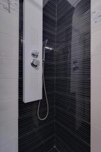 um chuveiro numa casa de banho com uma porta de vidro em Carpe Diem near the Athens airport em Markopoulo Mesogaias