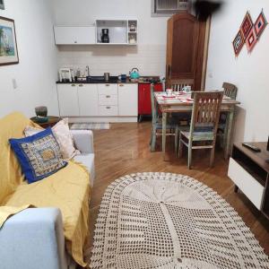 - un salon avec un canapé et une table dans l'établissement Apartamento na quadra da Praia de Piratininga, à Niterói