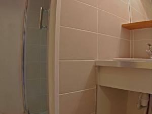 A bathroom at Appartement Valmorel, 3 pièces, 7 personnes - FR-1-291-776