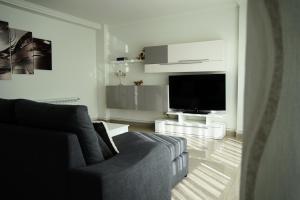 a living room with a couch and a flat screen tv at Rosende VUT in Arz&uacute;a