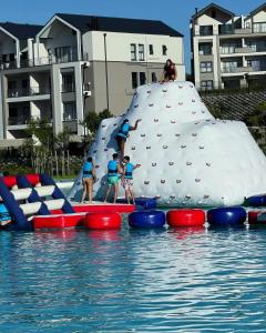 un gruppo di bambini che giocano su un gonfiabile di Munyaka Lagoon Penthouse a Midrand