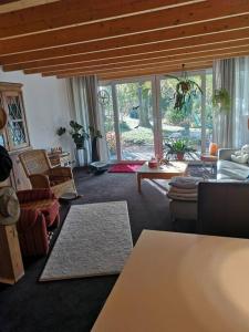 uma sala de estar cheia de mobiliário e uma grande janela em Ferienhaus Auszeit em Meinerzhagen