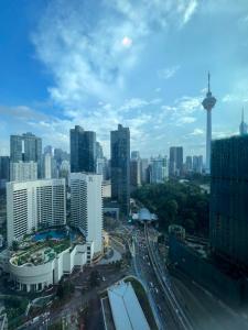un perfil urbano con rascacielos y una autopista concurrida en Platinum Suites Kuala Lampur by Likehome, en Kuala Lumpur