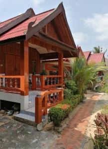 蘇梅島的住宿－Anong Villa，一间红色屋顶的小房子
