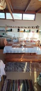 Habitación Matrimonial en Totoralillo Glamping في توتوراليلو: غرفة نوم بسرير وطاولة في غرفة