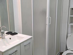 ein weißes Badezimmer mit Waschbecken und Toilette in der Unterkunft Studio 4 Pers avec Loggia, Pieds des Pistes, Ascenseur et WIFI, Centre Station - FR-1-262-103 in Forest des Baniols
