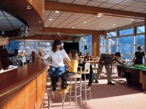 eine Frau und ein Kind, die an einer Bar sitzen in der Unterkunft Maxi studio lumineux pour 4 pers. à Orcières Merlette, proche pistes et commerces, loggia sud - FR-1-262-128 in Forest des Baniols