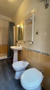 bagno con servizi igienici bianchi e lavandino di Holiday Suite Roma a Roma