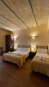 una camera con due letti e asciugamani di Holiday Suite Roma a Roma