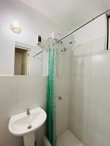 y baño con lavabo y ducha. en Minidepartamento en La Molina., en Lima