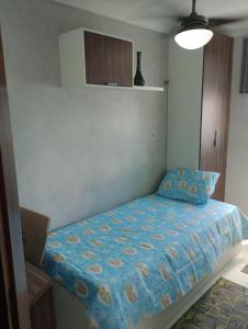 سرير أو أسرّة في غرفة في Perola Residence