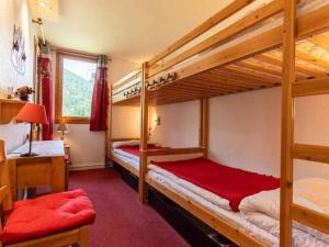 a bedroom with two bunk beds and a desk at Appartement Valmorel, 4 pièces, 8 personnes - FR-1-291-784 in Valmorel