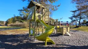 um parque infantil com escorrega num parque em Lechbruck am See Feriendorf Hochbergle Haus 108 em Lechbruck