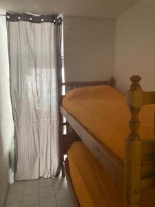 מיטה או מיטות קומותיים בחדר ב-studio cabine mer